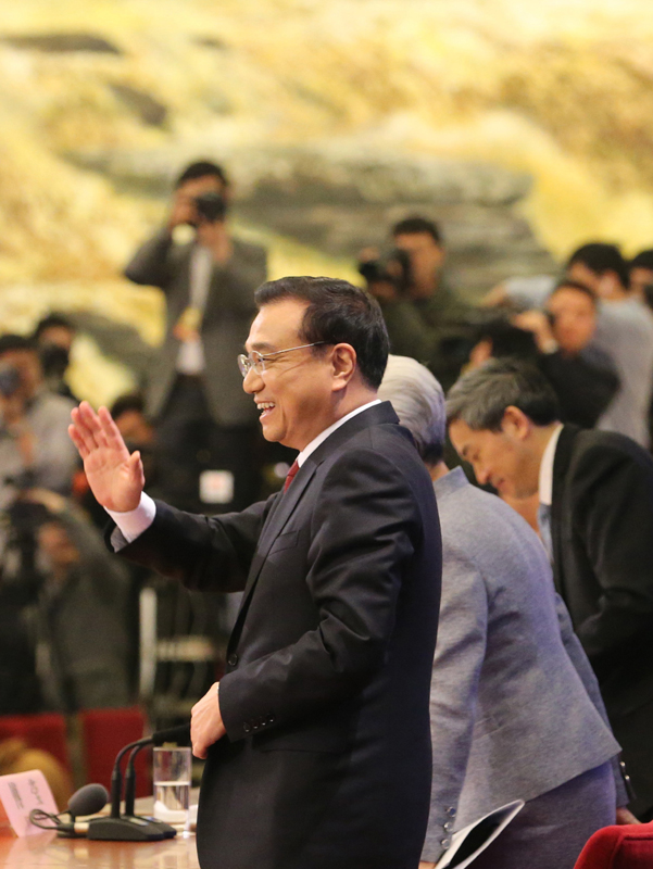 這是記者會結(jié)束后，李克強(qiáng)離場時向記者揮手致意。