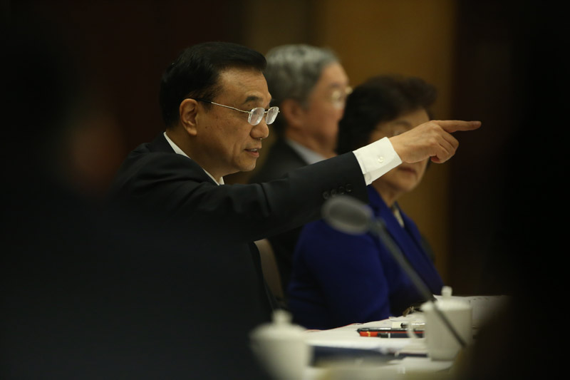 李克強3月4日看望出席全國政協(xié)十二屆四次會議的經(jīng)濟、農業(yè)界委員并參加討論。 李克強3月4日看望出席全國政協(xié)十二屆四次會議的經(jīng)濟、農業(yè)界委員并參加討論。