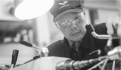 4月8日,施品芳在加工國(guó)產(chǎn)大型客機(jī)C919的氣密試驗(yàn)接頭。這一個(gè)零件他足足做了兩個(gè)多小時(shí)。 背靠車床,一身工裝。凝神專一,技近乎道。任何一個(gè)工業(yè)時(shí)代的故事中,都少不了工匠的身影。 4月8日,施品芳在加工國(guó)產(chǎn)大型客機(jī)C919的氣密試驗(yàn)接頭。這一個(gè)零件他足足做了兩個(gè)多小時(shí)。 背靠車床,一身工裝。凝神專一,技近乎道。任何一個(gè)工業(yè)時(shí)代的故事中,都少不了工匠的身影。