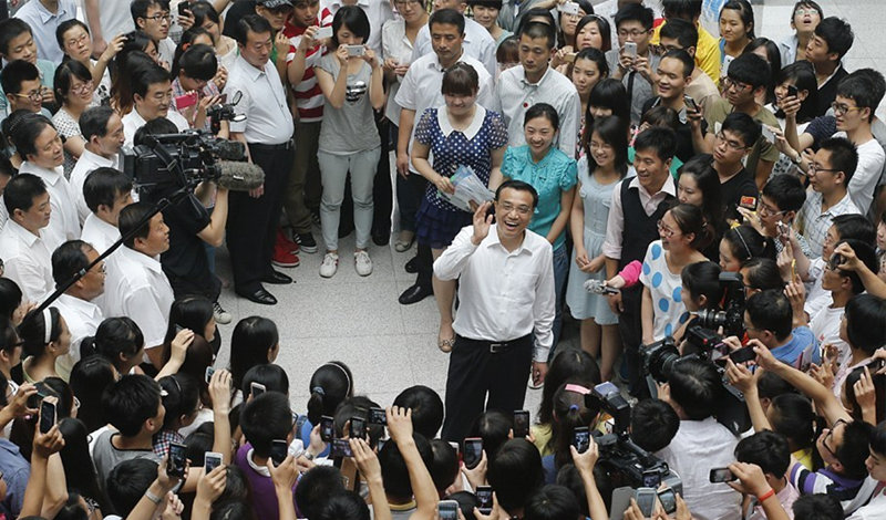 2013年6月8日,中國國務院總理李克強在河北師范大學了解大學生就業(yè)情況。 2013年6月8日,中國國務院總理李克強在河北師范大學了解大學生就業(yè)情況。