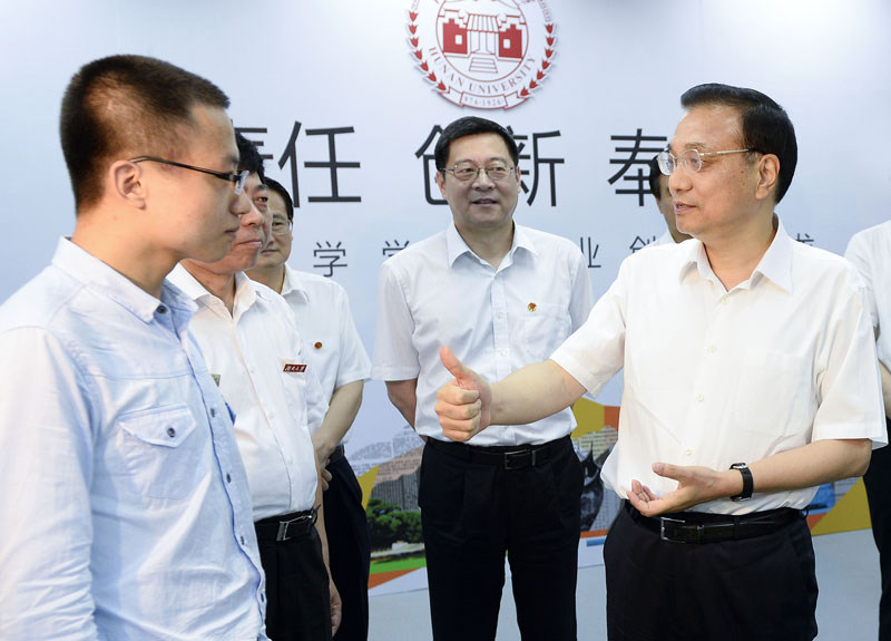 2014年7月3日,李克強參觀湖南大學學生創(chuàng)業(yè)成果展,為大學生創(chuàng)業(yè)者“點贊”。 2014年7月3日,李克強參觀湖南大學學生創(chuàng)業(yè)成果展,為大學生創(chuàng)業(yè)者“點贊”。