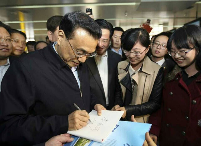 2015年4月10日,李克強在吉林大學考察,為志愿者簽名。 2015年4月10日,李克強在吉林大學考察,為志愿者簽名。