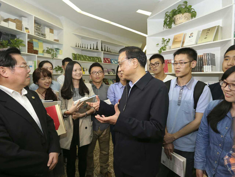 2015年4月,李克強到訪廈門大學,專程來到該校的“廈大時光”書店,與正在此購書閱書的同學們互動交流,分享讀書心得。 2015年4月,李克強到訪廈門大學,專程來到該校的“廈大時光”書店,與正在此購書閱書的同學們互動交流,分享讀書心得。