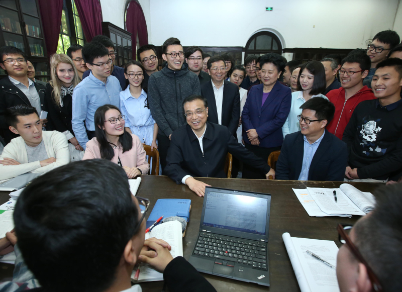 李克強15日來到清華大學圖書館,與正在自習的學生圍坐交流,妙解清華校訓“自強不息、厚德載物”。 李克強15日來到清華大學圖書館,與正在自習的學生圍坐交流,妙解清華校訓“自強不息、厚德載物”。