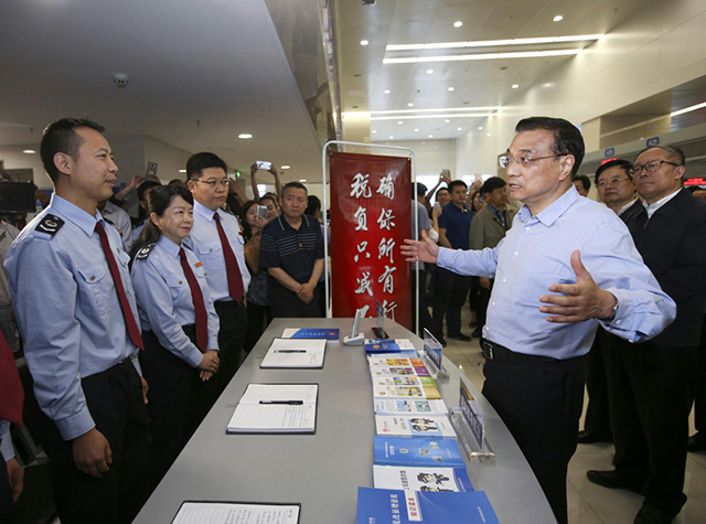2016年5月23日,李克強(qiáng)總理考察湖北十堰市民服務(wù)中心,細(xì)詢營改增實(shí)施效果,并再次重申“所有行業(yè)稅負(fù)只減不增”。 2016年5月23日,李克強(qiáng)總理考察湖北十堰市民服務(wù)中心,細(xì)詢營改增實(shí)施效果,并再次重申“所有行業(yè)稅負(fù)只減不增”。