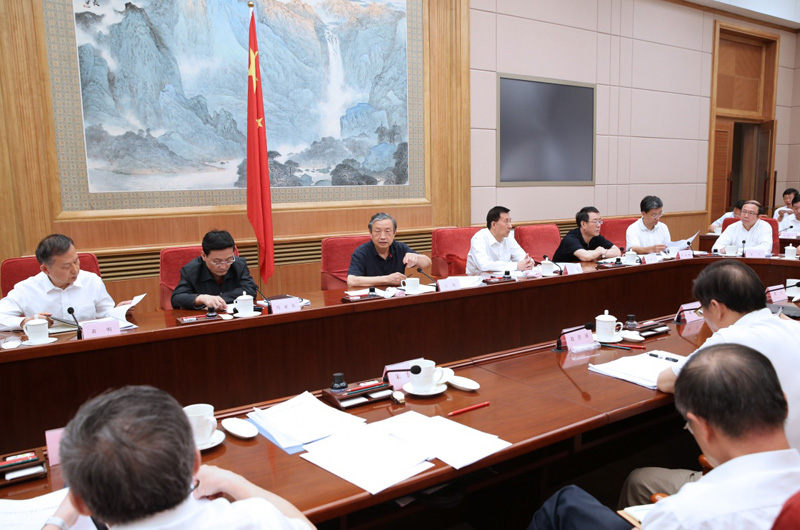 8月18日,國務院安委會在北京召開專題會議,聽取首次安全生產(chǎn)巡查工作情況匯報,研究部署下半年巡查工作。中共中央政治局委員、國務院副總理、國務院安委會主任馬凱,國務委員、國務院安委會副主任王勇出席會議并講話。 8月18日,國務院安委會在北京召開專題會議,聽取首次安全生產(chǎn)巡查工作情況匯報,研究部署下半年巡查工作。中共中央政治局委員、國務院副總理、國務院安委會主任馬凱,國務委員、國務院安委會副主任王勇出席會議并講話。
