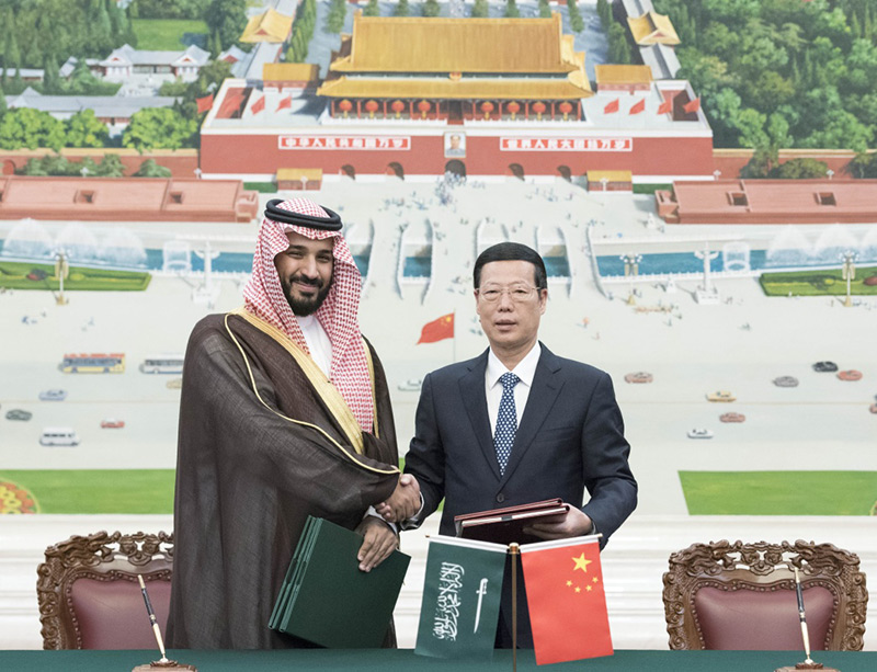 8月30日,中共中央政治局常委、國務(wù)院副總理、中沙高級別聯(lián)合委員會中方牽頭人張高麗在北京和沙特王儲繼承人兼第二副首相、國防大臣、中沙高級別聯(lián)合委員會沙方牽頭人穆罕默德共同主持中沙高委會首次會議。這是會后,張高麗和穆罕默德簽署《中國政府和沙特政府關(guān)于成立中沙高級別聯(lián)合委員會的協(xié)定》等相關(guān)文件。