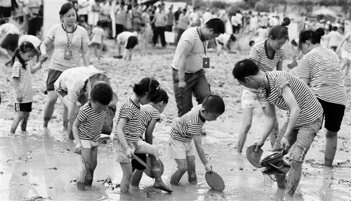 16日,游客在湖北宜昌市夷陵區(qū)分鄉(xiāng)鎮(zhèn)南埡稻田體驗抓泥鰍活動。中秋小長假期間,當?shù)嘏e辦田園農(nóng)趣休閑活動,吸引千余游客共慶中秋佳節(jié)。張國榮 攝