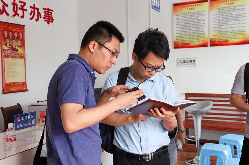 [重慶特派辦]大學生記者在扶貧審計現(xiàn)場認真記錄